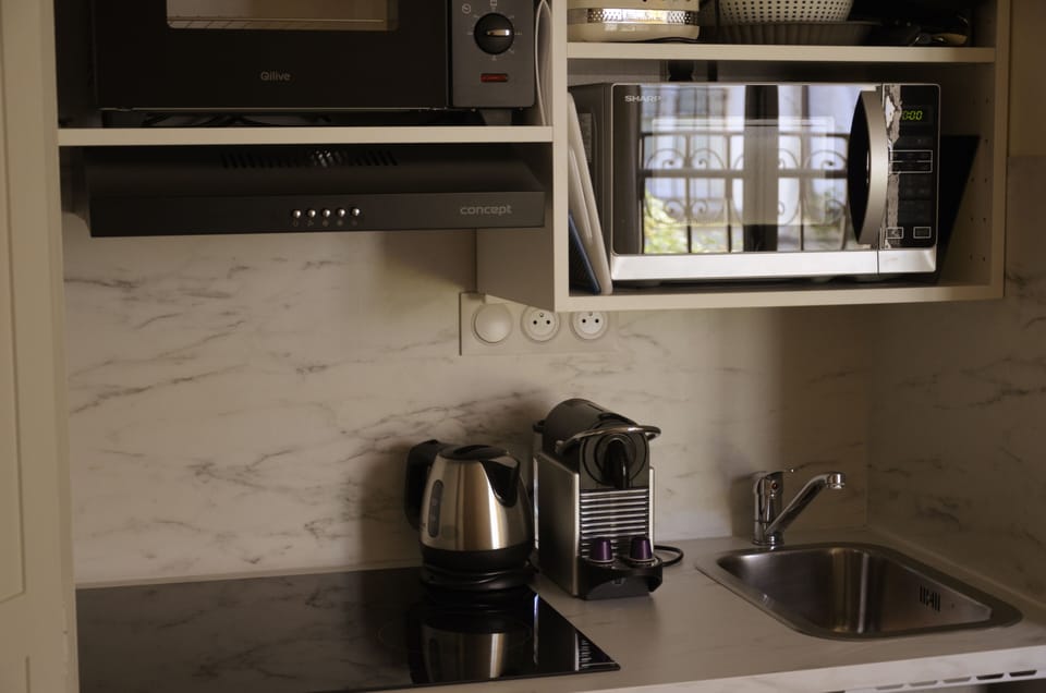 CLEMENT VI Spa & Fitness | Private kitchen | Mini-fridge, microwave, oven, stovetop