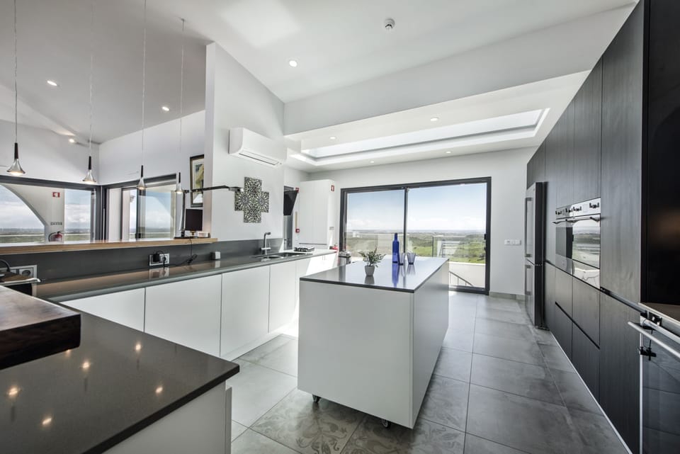 House | 5 bedrooms, desk