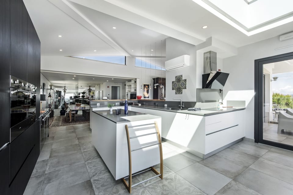 House | 5 bedrooms, desk