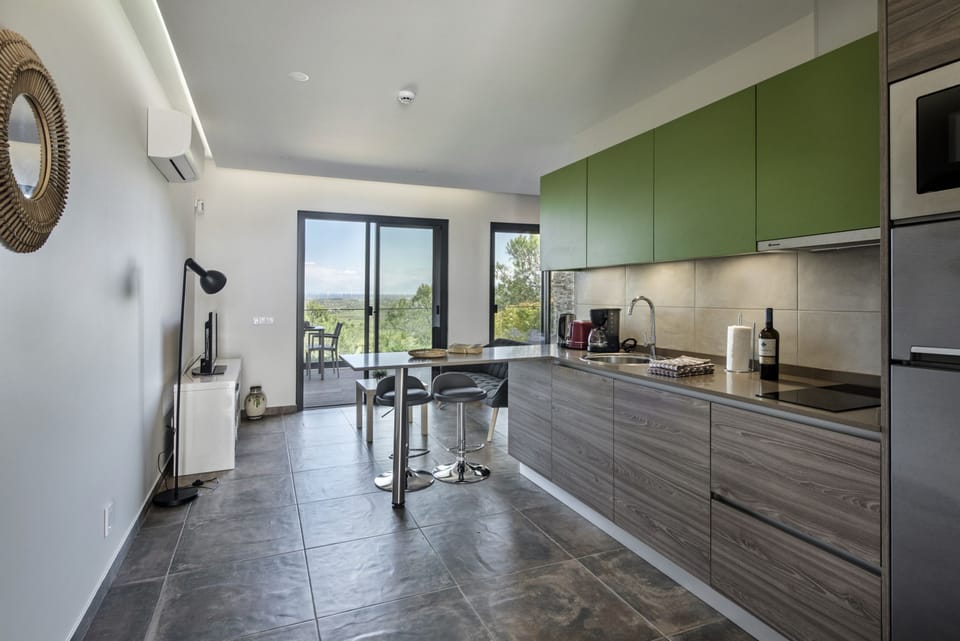 House | 5 bedrooms, desk
