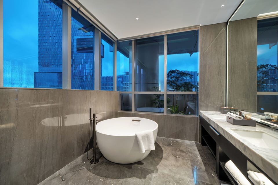 Executive Suite, City View | Bathroom | Shower, rainfall showerhead, free toiletries, hair dryer