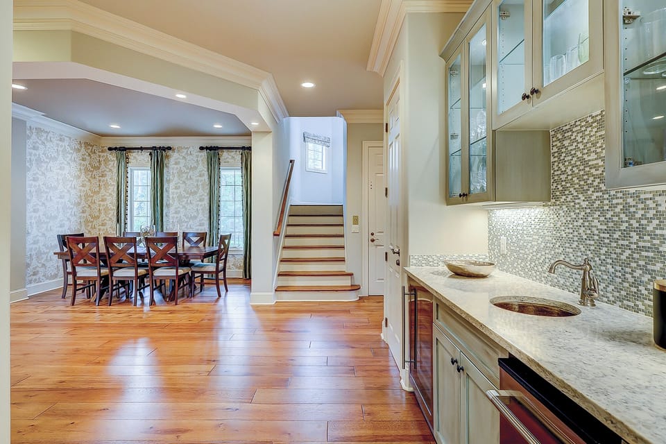 Dining Area & Wet Bar