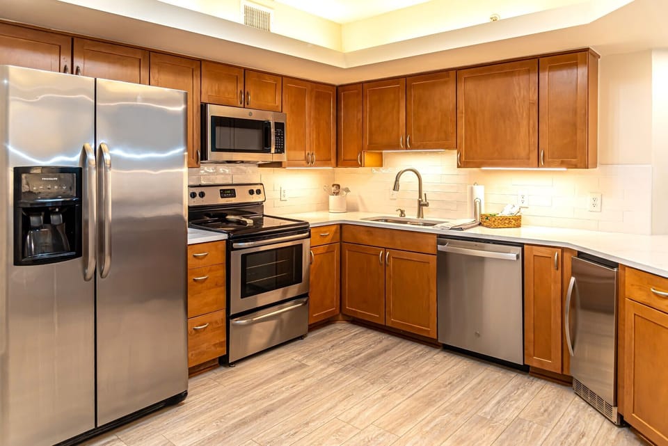 Kitchen - Beautiful kitchen with modern upgrades