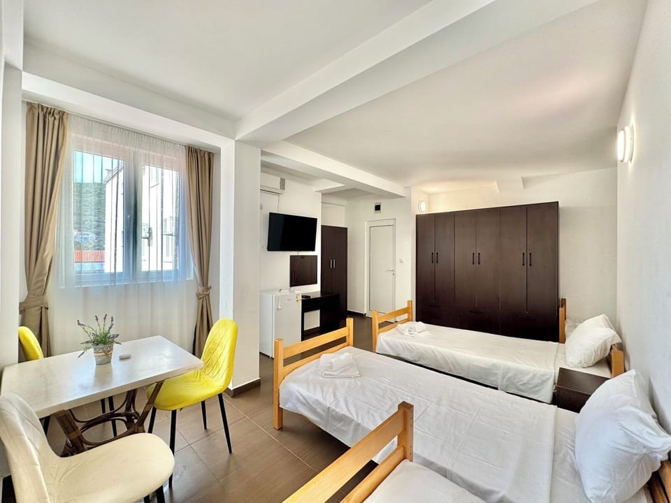 Family Room | Desk, soundproofing, free WiFi, bed sheets