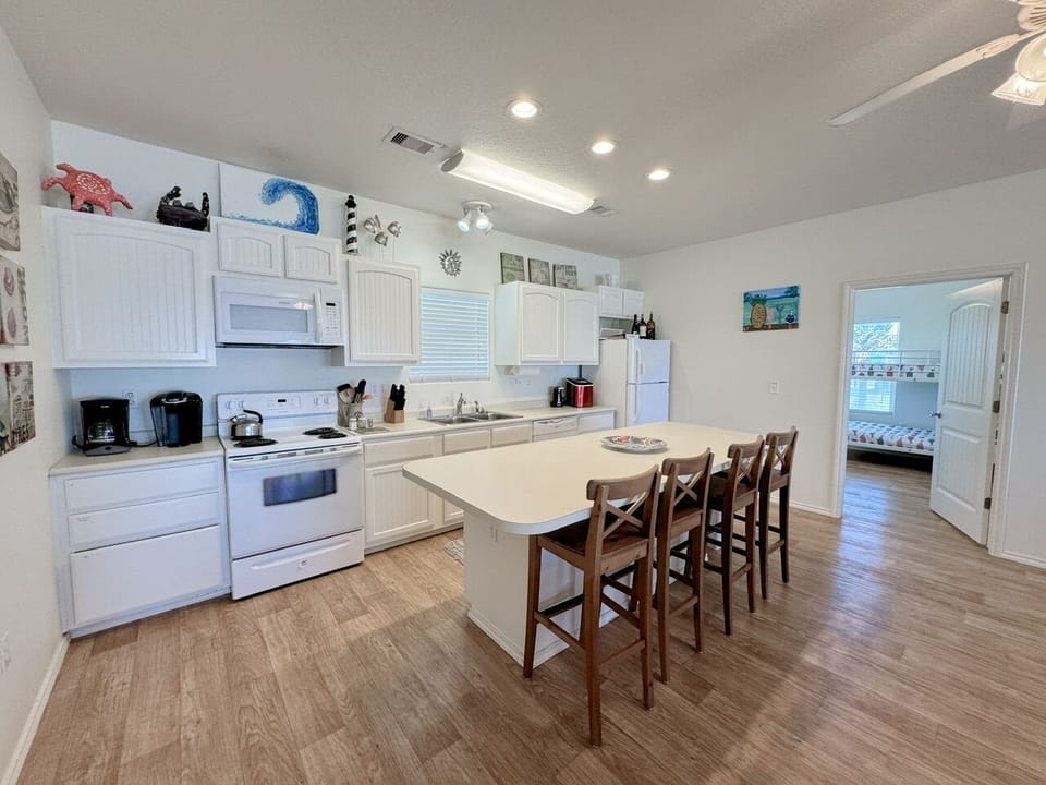 House, 4 Bedrooms | Private kitchen | Coffee/tea maker, fridge