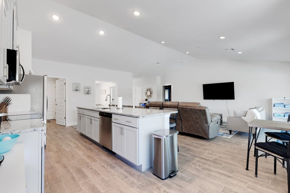 House, 4 Bedrooms | Private kitchen | Fridge, microwave, coffee/tea maker, toaster