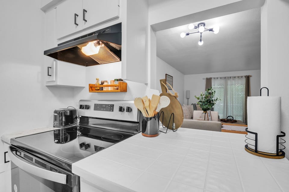 Townhome, 2 Bedrooms | Private kitchen | Fridge, oven, coffee/tea maker, toaster