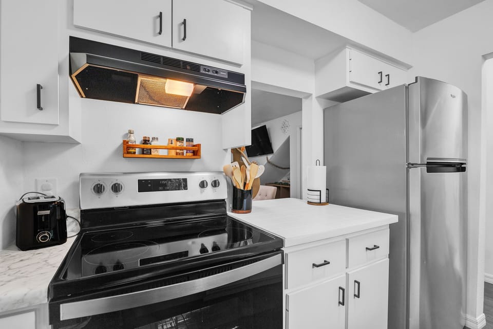 Townhome, 2 Bedrooms | Private kitchen | Fridge, oven, coffee/tea maker, toaster