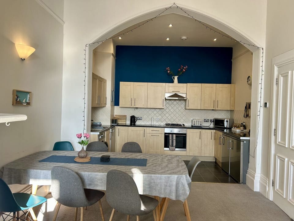 Fully equipped kitchen and dining area
