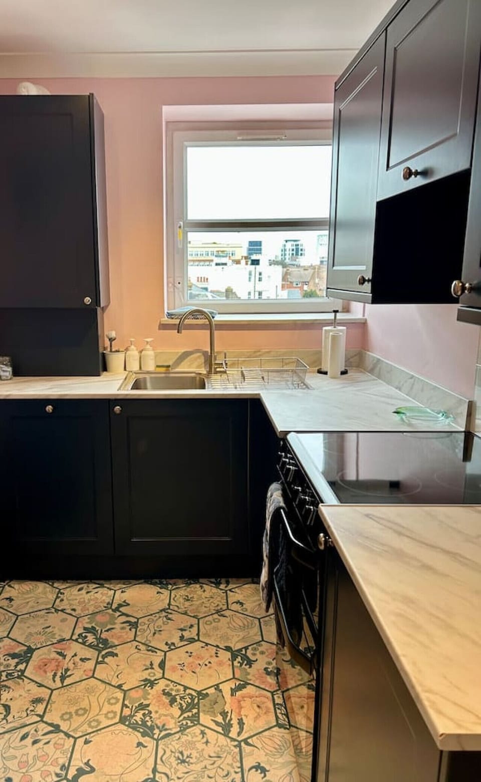 Fully equipped kitchen, dishwasher, washing machine