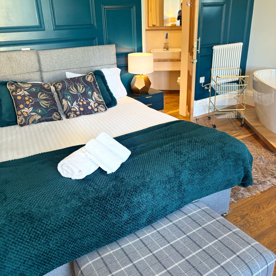 Suite, 1 King Bed | In-room safe, iron/ironing board, free WiFi, bed sheets