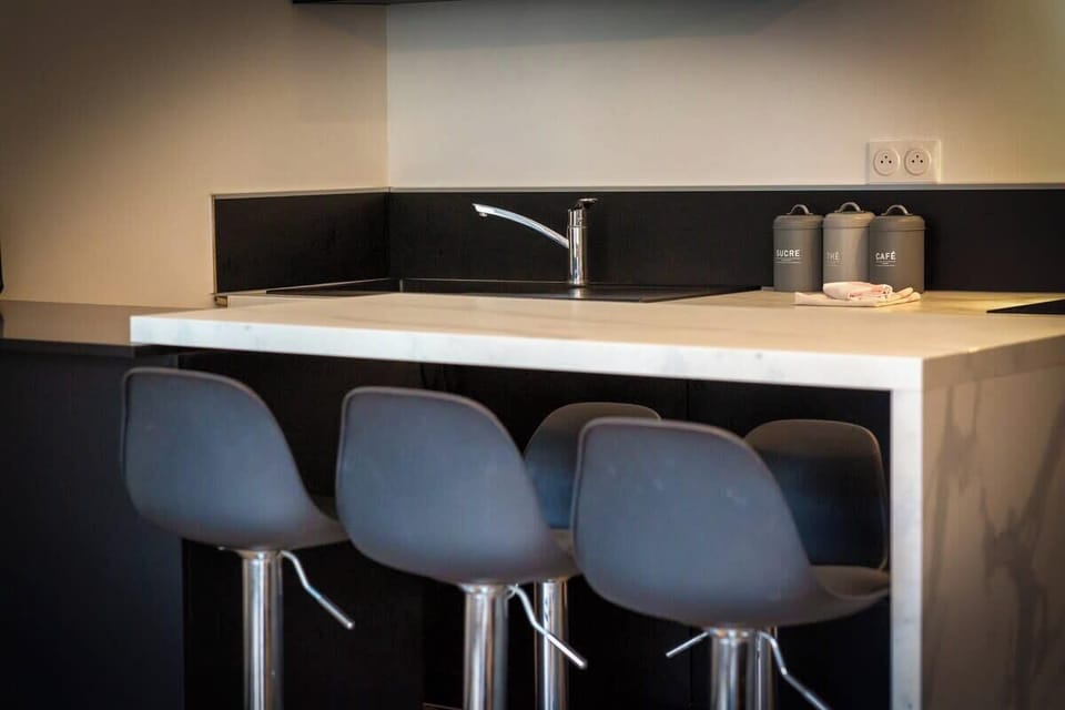 Table à manger avec assises