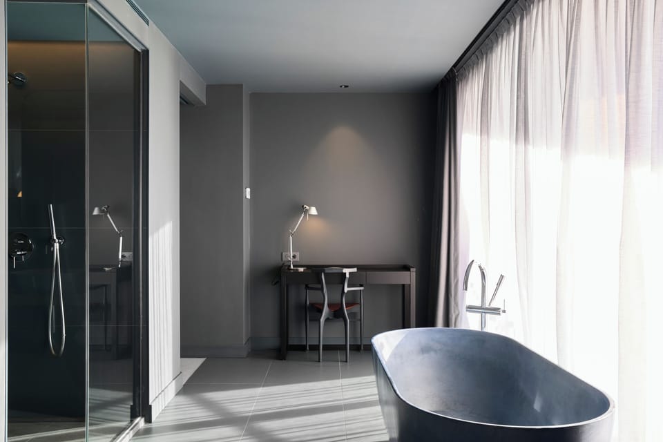 Premium Room | Minibar, in-room safe, blackout drapes, iron/ironing board