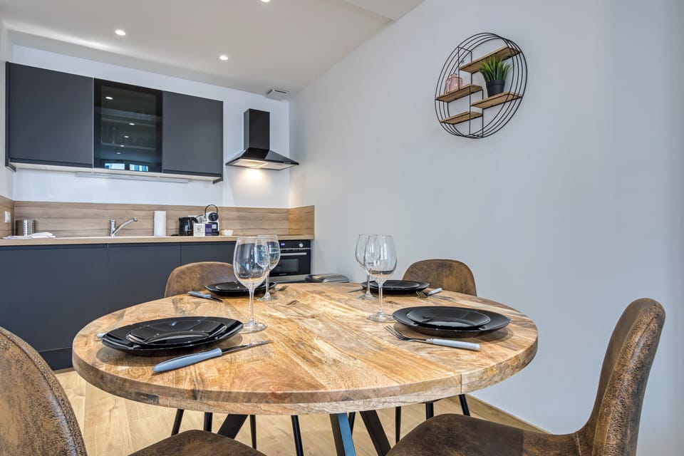 Table à manger avec assises