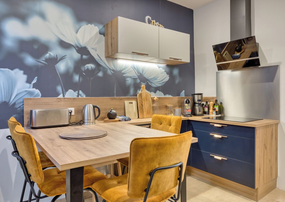 Table à manger et nécessaire de cuisine