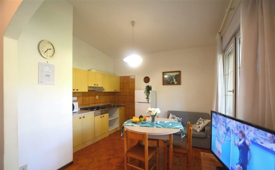 Villa, 2 Bedrooms, Patio, Garden View | Dining room