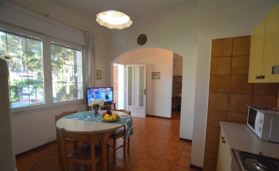 Villa, 2 Bedrooms, Patio, Garden View | Dining room