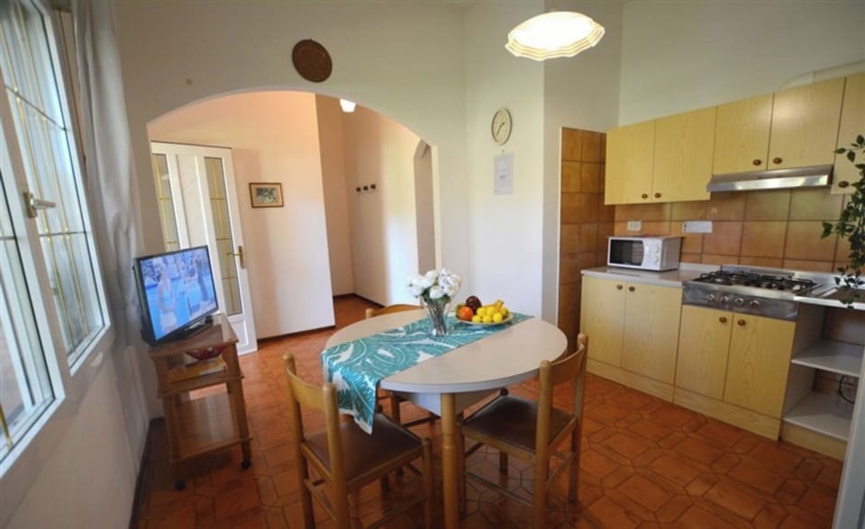 Villa, 2 Bedrooms, Patio, Garden View | Dining room