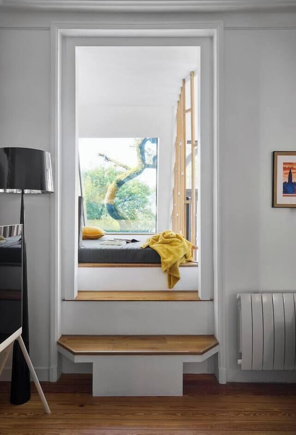 Mezzanine avec matela pour se détendre avec vue sur le jardin