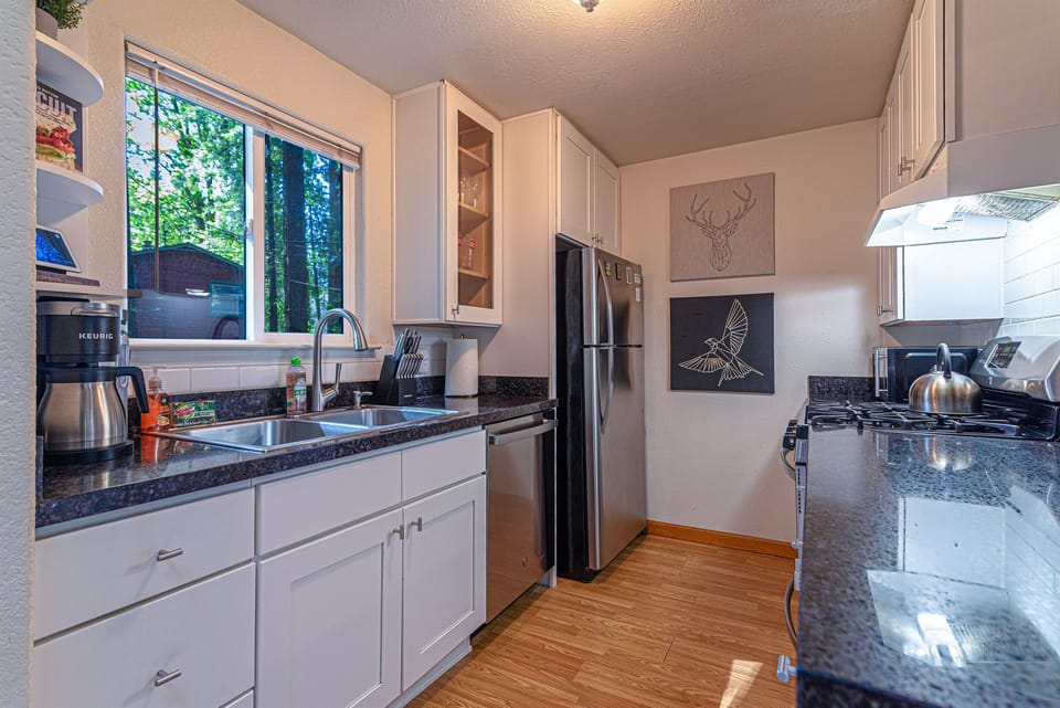 Fully equipped kitchen for easy cabin meals