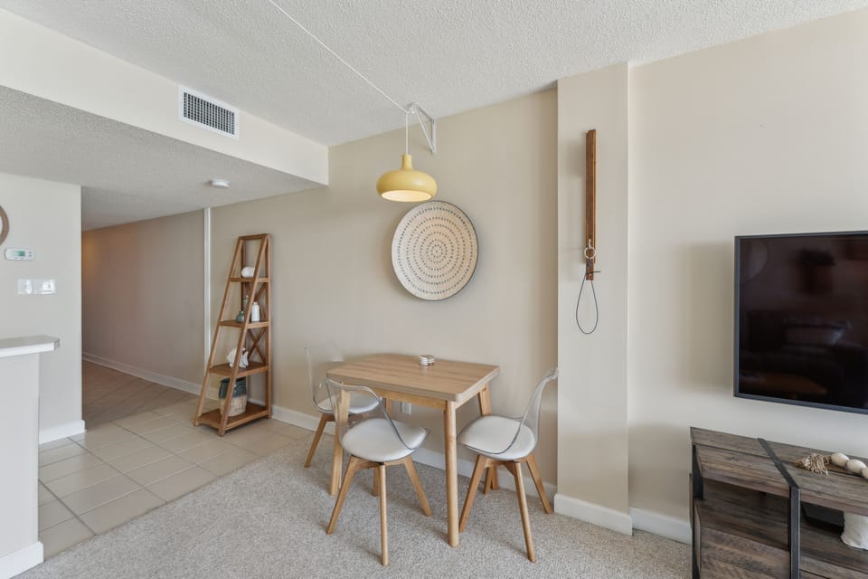 Indoors, Furniture, Living Room, Screen, Table