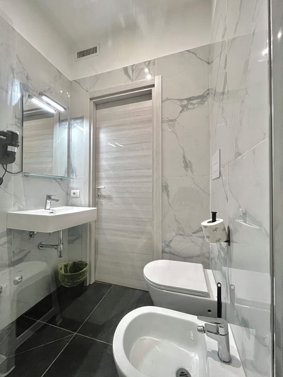 Double Room | Bathroom | Shower, rainfall showerhead, hair dryer, towels
