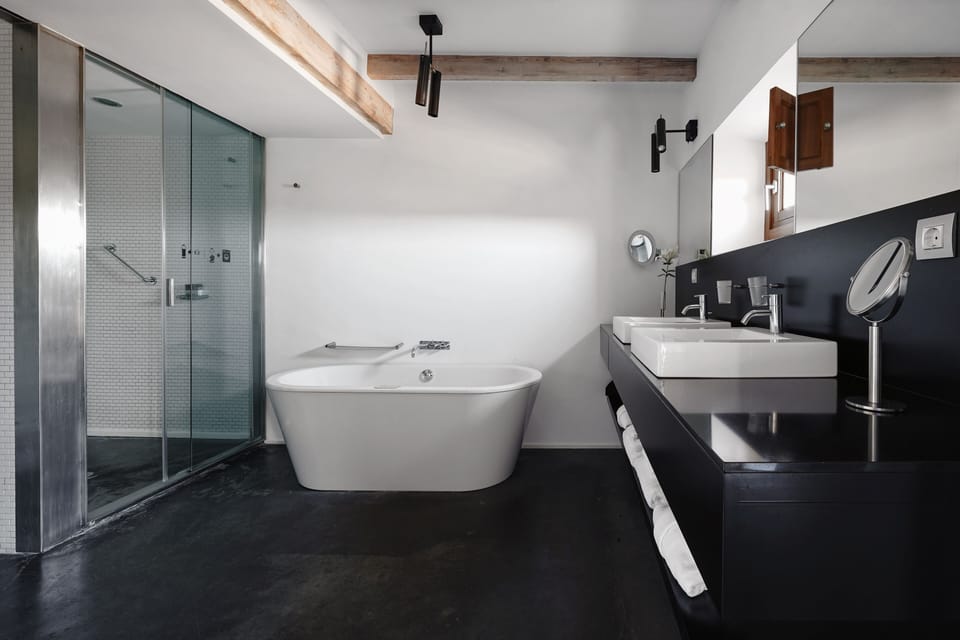 Double Room, Bathtub (Gran Deluxe) | Bathroom | Separate tub and shower, rainfall showerhead, designer toiletries