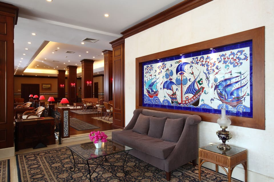 Lobby lounge