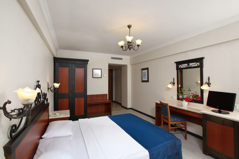Standard Room | Minibar, free cribs/infant beds, rollaway beds, bed sheets