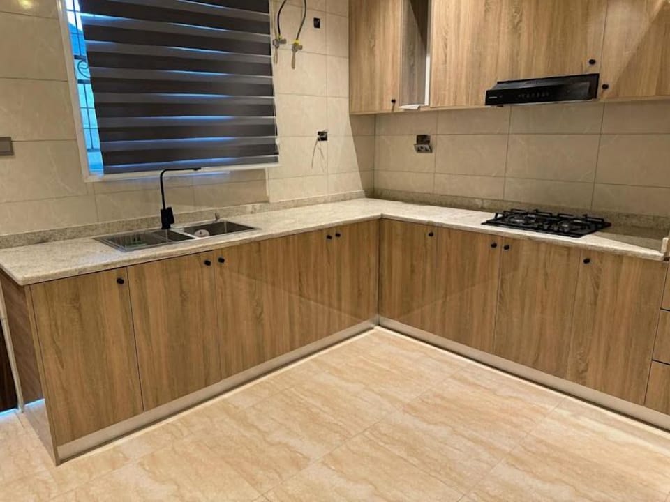 Deluxe Apartment, Balcony, City View | Private kitchen | Fridge, microwave, oven, stovetop