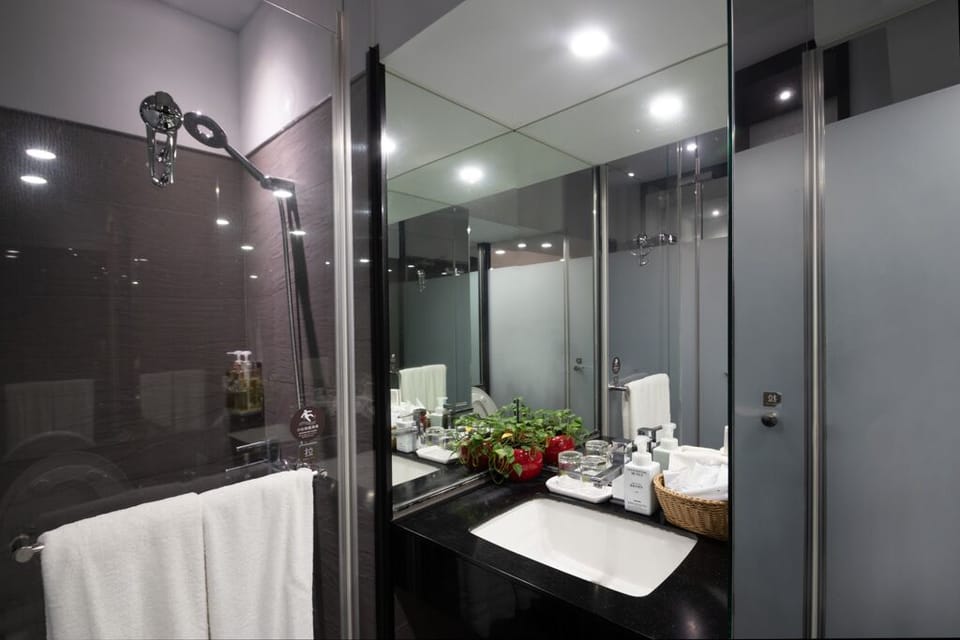 Superior Room | Bathroom | Shower, hair dryer, slippers, towels