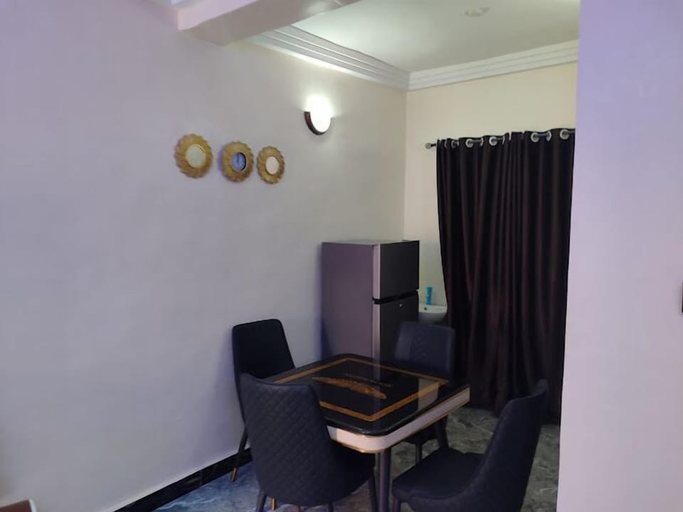 Deluxe Apartment, Balcony, City View | Dining room