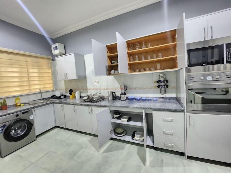 Comfort Apartment, Balcony, City View | Private kitchen | Fridge, microwave, oven, stovetop
