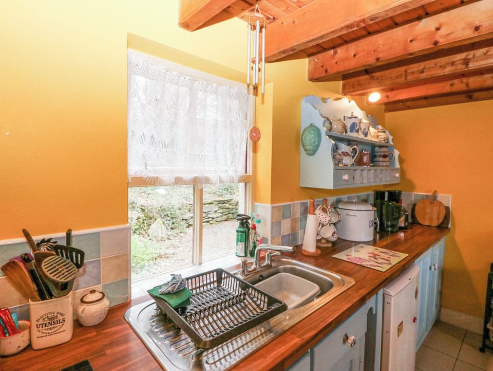 Fridge, microwave, toaster, cookware/dishes/utensils