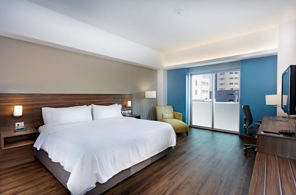 Premium bedding, in-room safe, desk, iron/ironing board