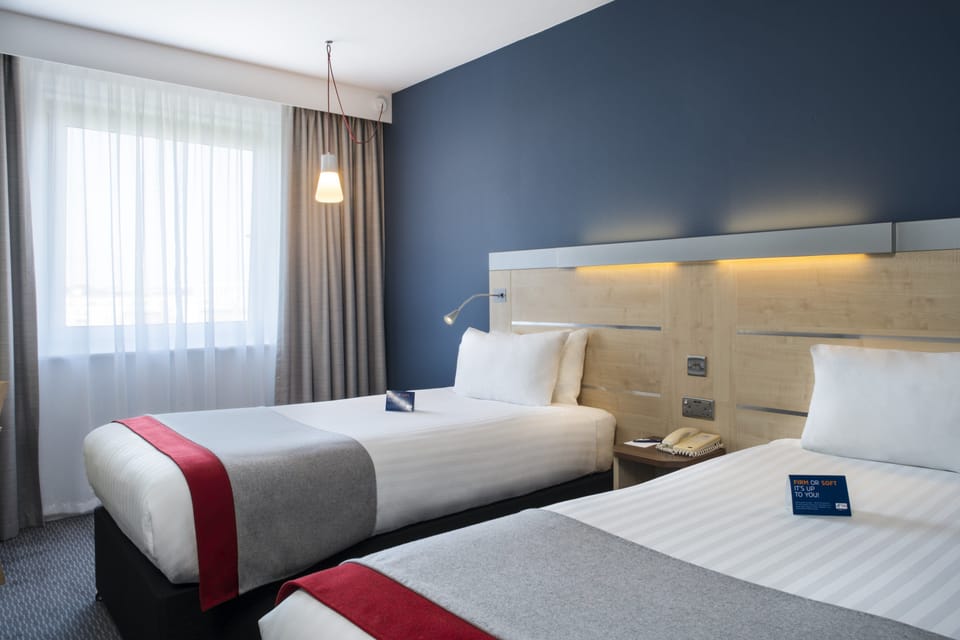 Standard Room, 2 Twin Beds (with Free Hot Breakfast) | Desk, laptop workspace, blackout drapes, free WiFi
