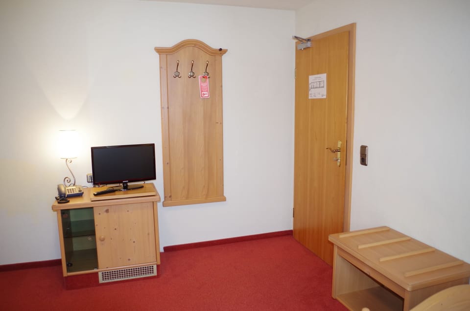 Twin Room | Desk, soundproofing, iron/ironing board, free WiFi