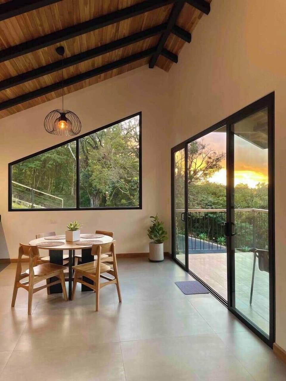 Comedor y balcón