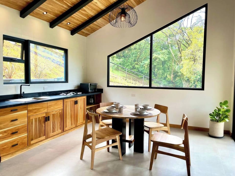Comedor y cocina completamente equipada. Conecta con balcón! 