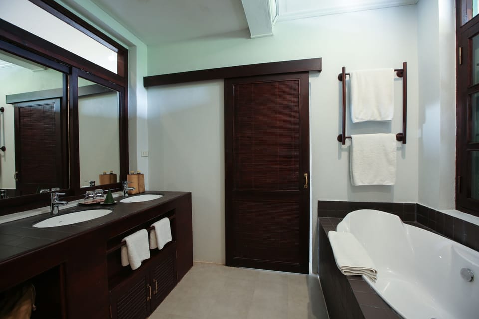 Deluxe Double Room, Ground Floor (Garden View Deluxe Queen) | Bathroom | Separate tub and shower, free toiletries, hair dryer, bathrobes