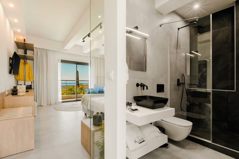 Junior Suite, Sea View | Bathroom | Free toiletries, hair dryer, slippers, towels