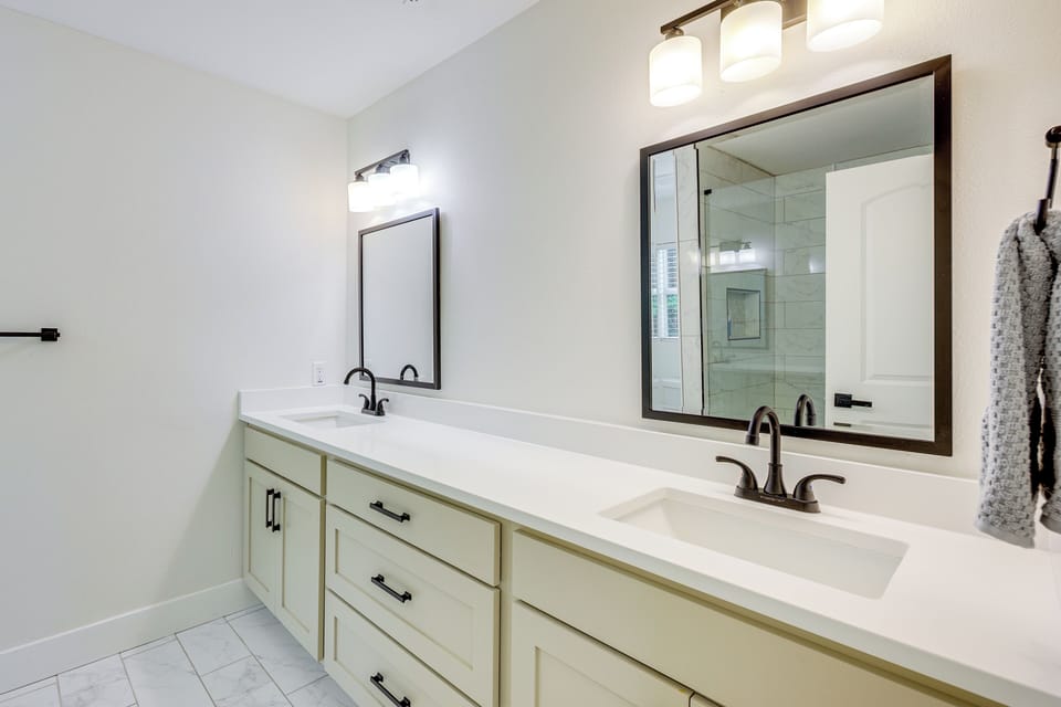 Full Bathroom | Towels Provided | Main Floor