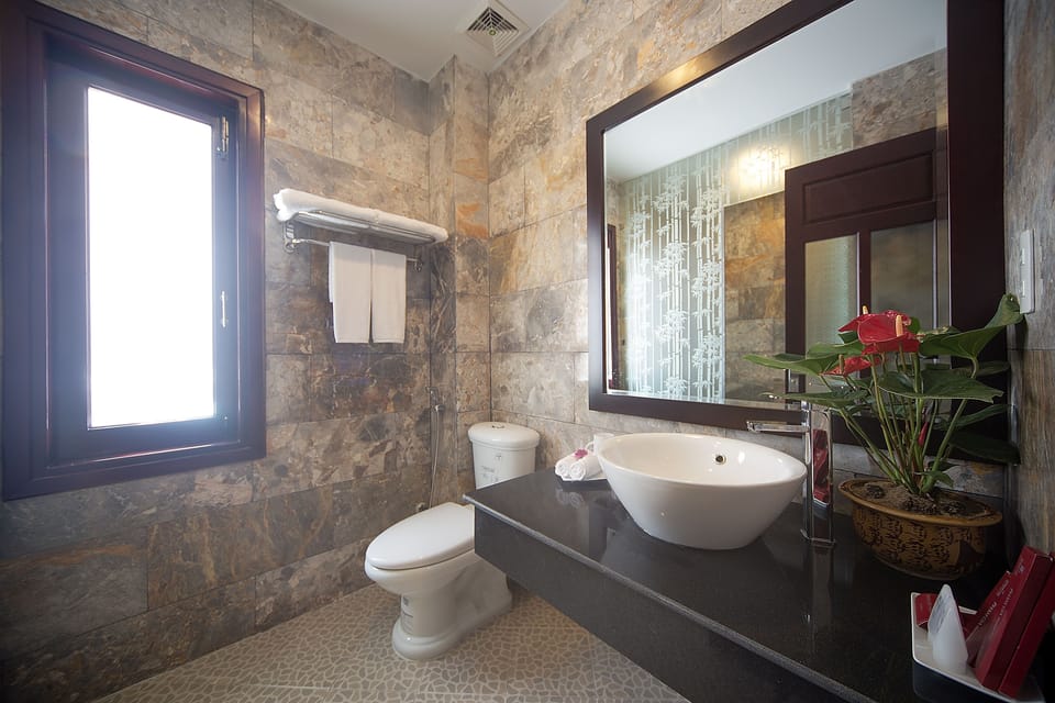 Suite | Bathroom | Shower, free toiletries, slippers, towels
