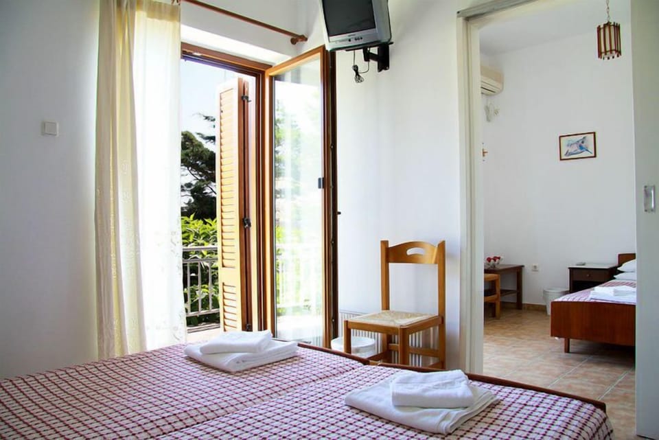Standard Triple Room | Soundproofing, iron/ironing board, free cribs/infant beds, rollaway beds
