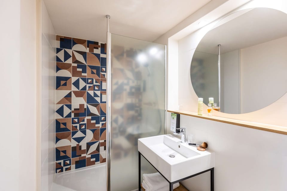 Combined shower/tub, eco-friendly toiletries, hair dryer, towels