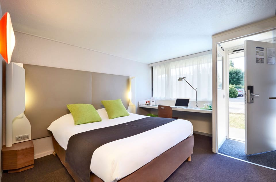 Standard Room, 1 Double Bed | Desk, blackout drapes, iron/ironing board, free WiFi