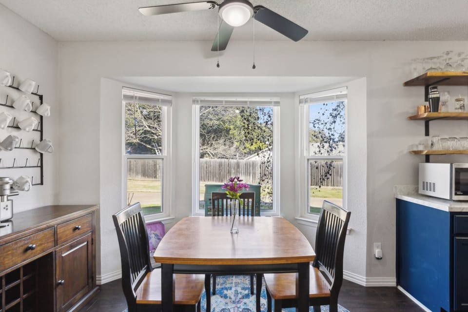 Breakfast nook 4-person table, coffee bar, microwave, bay windows.