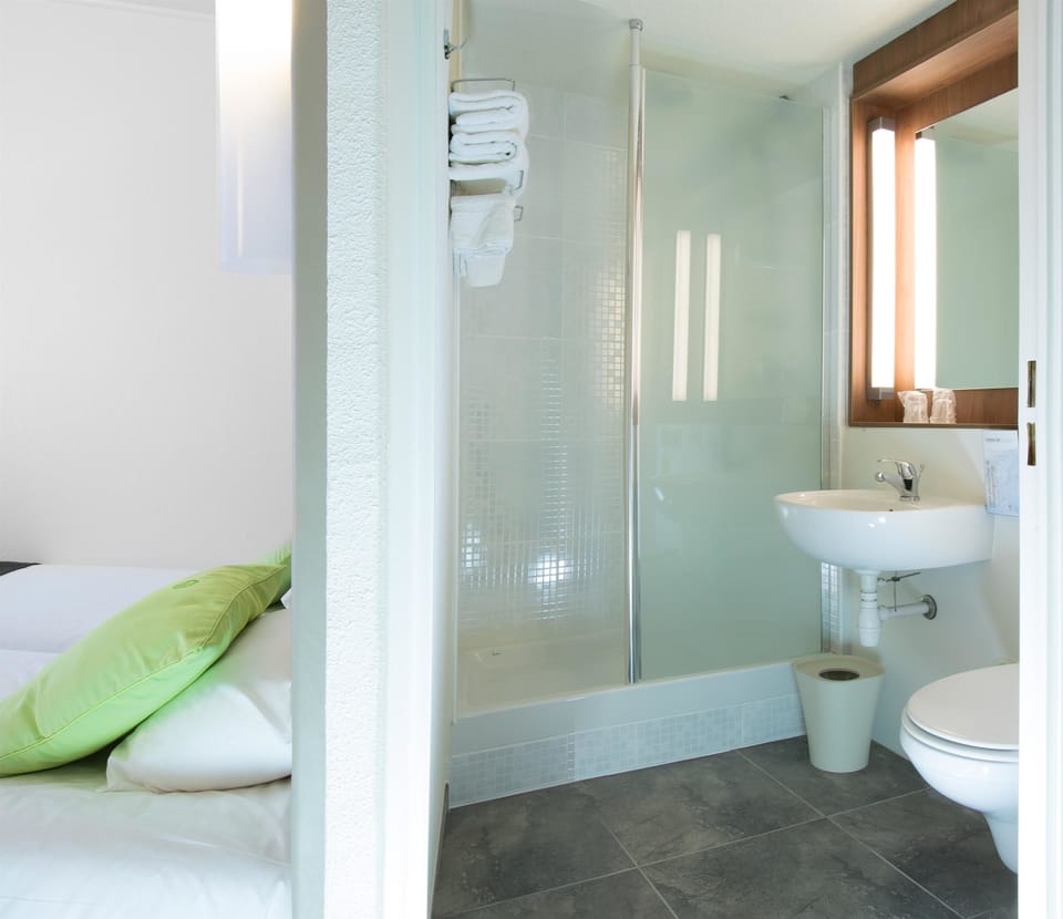 Combined shower/tub, eco-friendly toiletries, hair dryer, towels