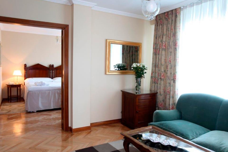 Suite | Living room | 25-inch flat-screen TV with cable channels, TV