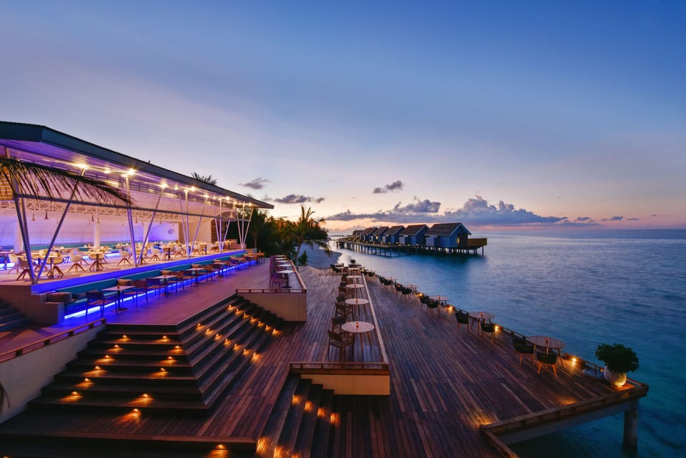 12 restaurants, lunch, dinner served; seafood